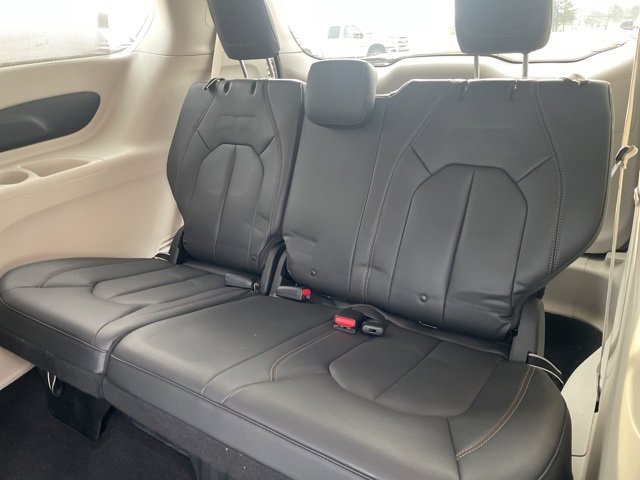 Used 2017 Chrysler Pacifica Touring-L image 9