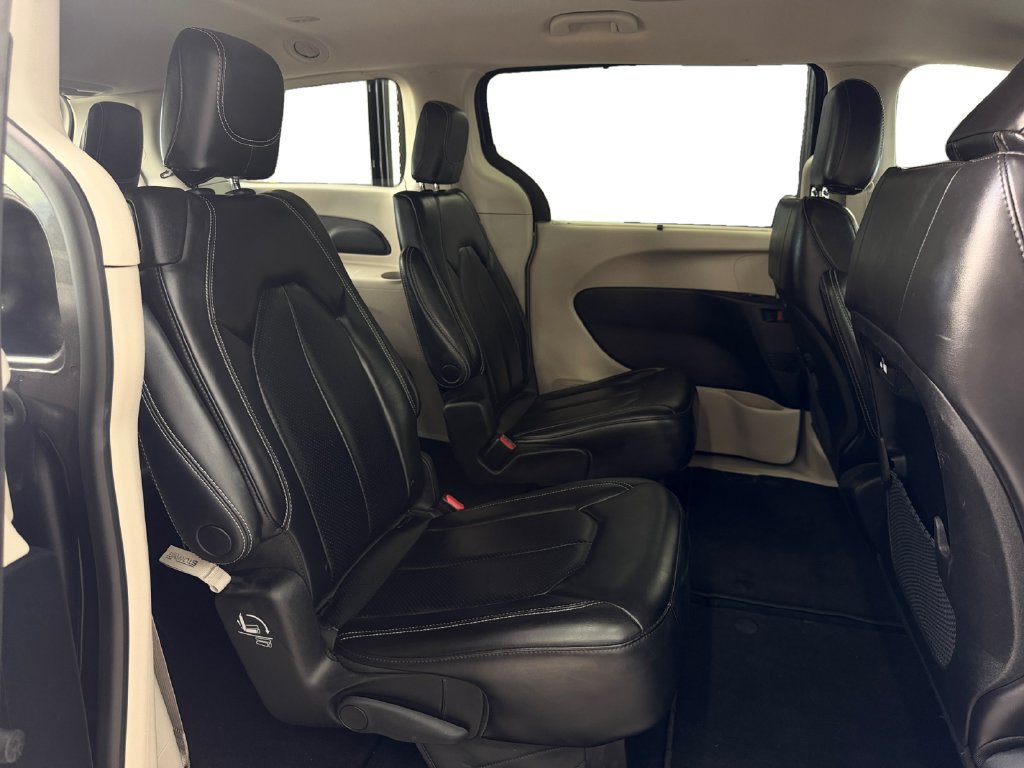 Used 2023 Chrysler Pacifica Touring-L FWD image 18