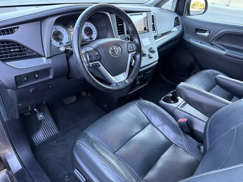 Used 2016 Toyota Sienna SE Premium FWD image 11