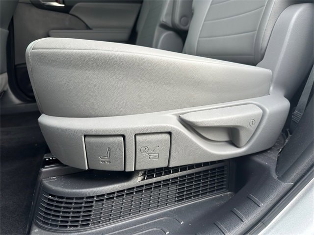 Used 2022 Toyota Highlander XLE image 32