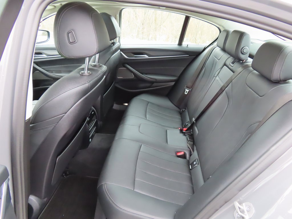 Used 2022 BMW 530e xDrive w/ Premium Package image 32