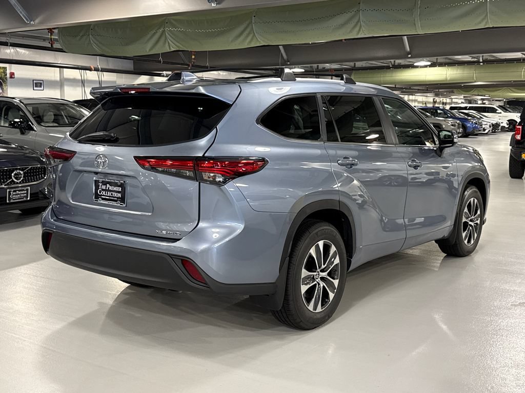Used 2023 Toyota Highlander XLE AWD/4WD image 2