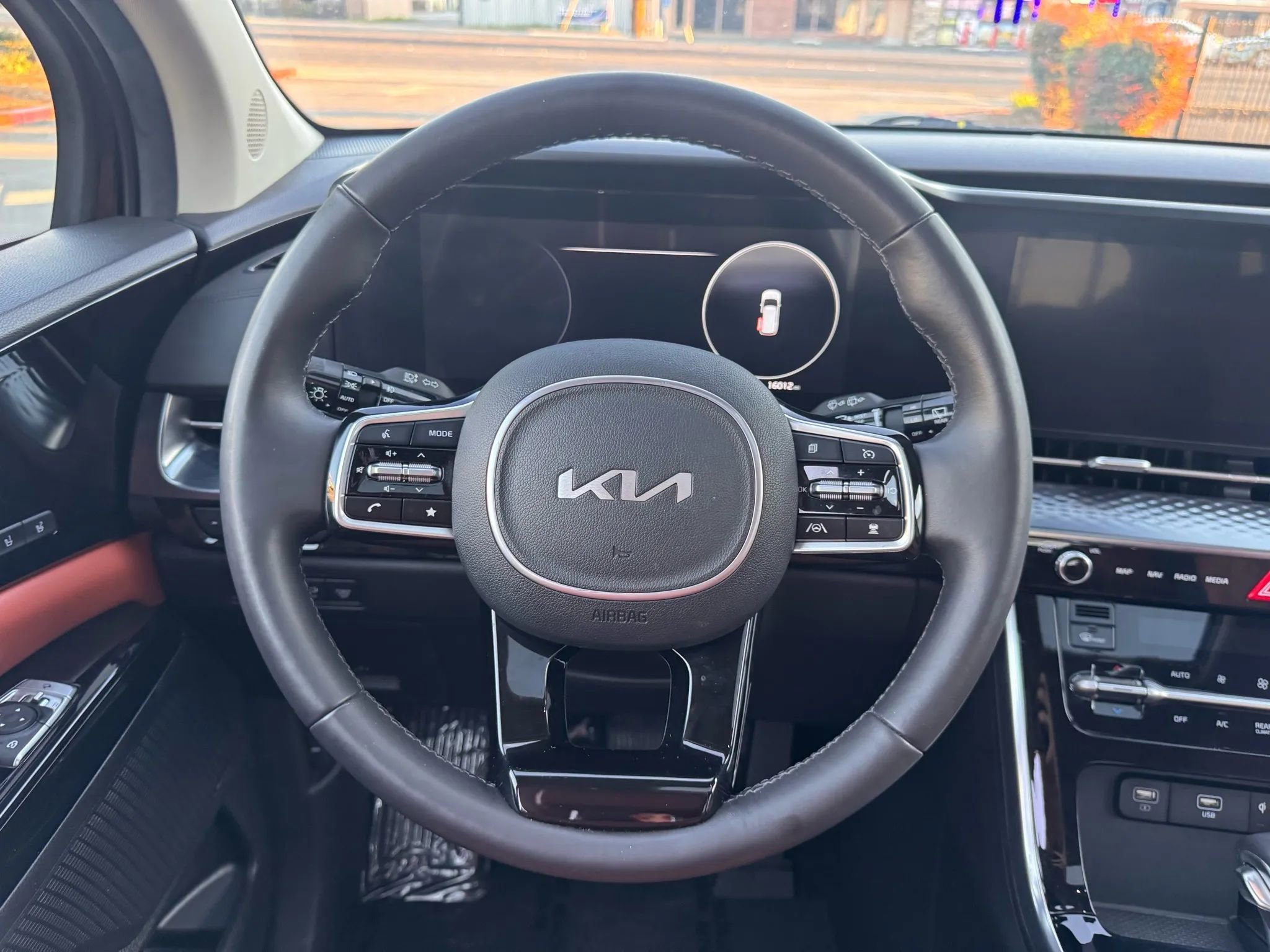 Used 2024 Kia Carnival SX Prestige image 23