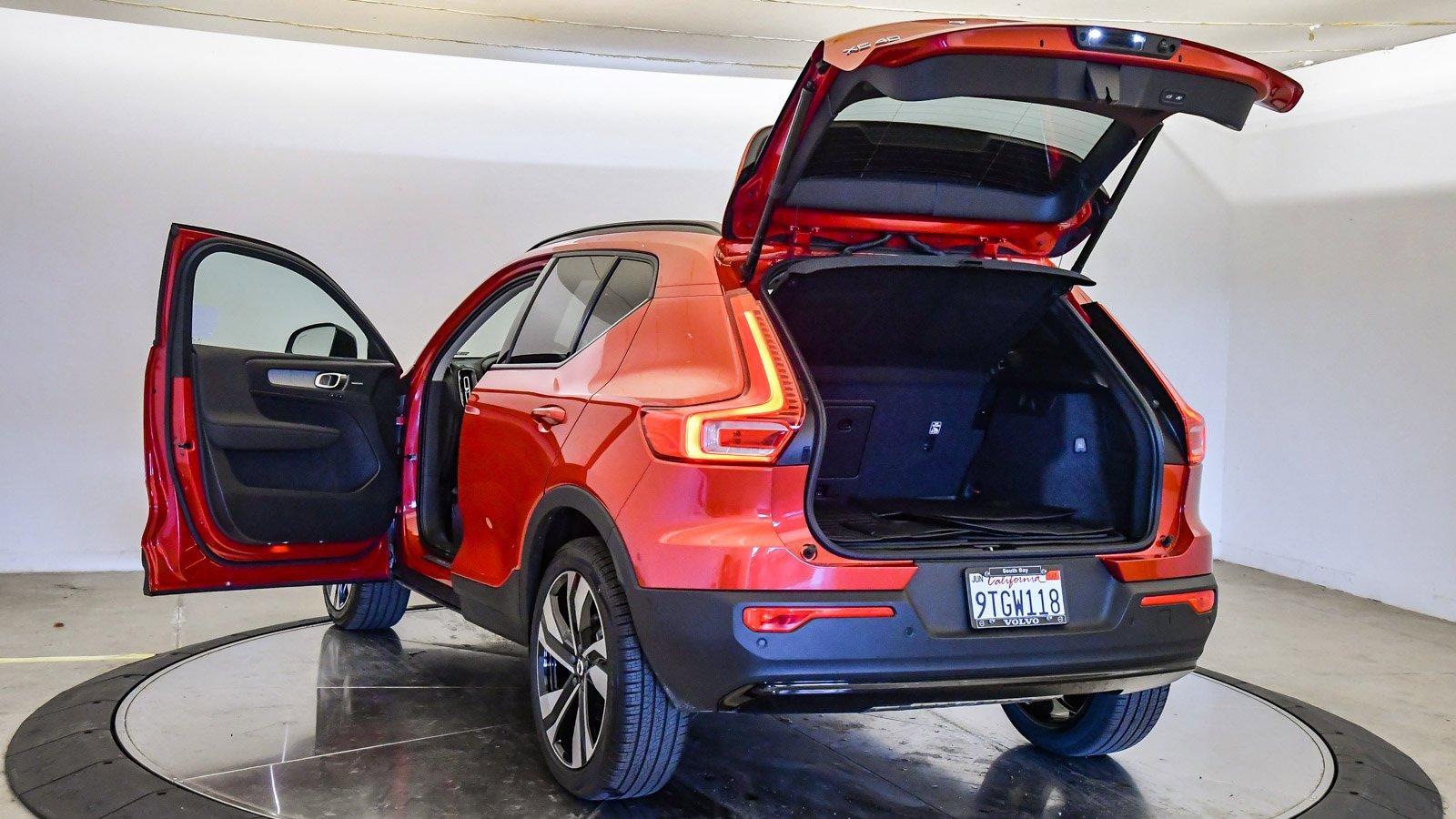 Certified 2025 Volvo XC40 B5 Ultra w/ Climate Package image 28