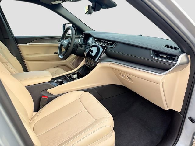 Used 2025 Jeep Grand Cherokee Limited w/ Luxury Tech Group II image 14