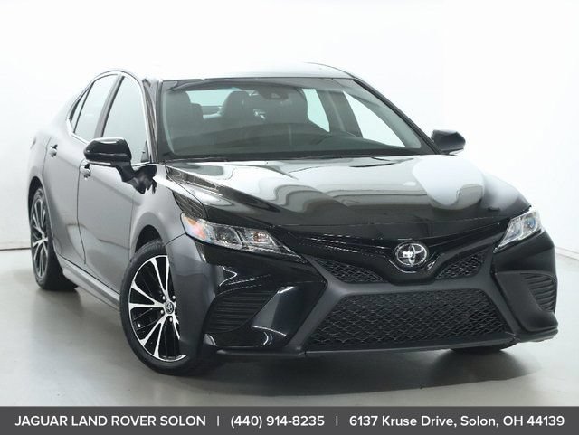 Used 2018 Toyota Camry SE w/ Moonroof Package FWD image 2