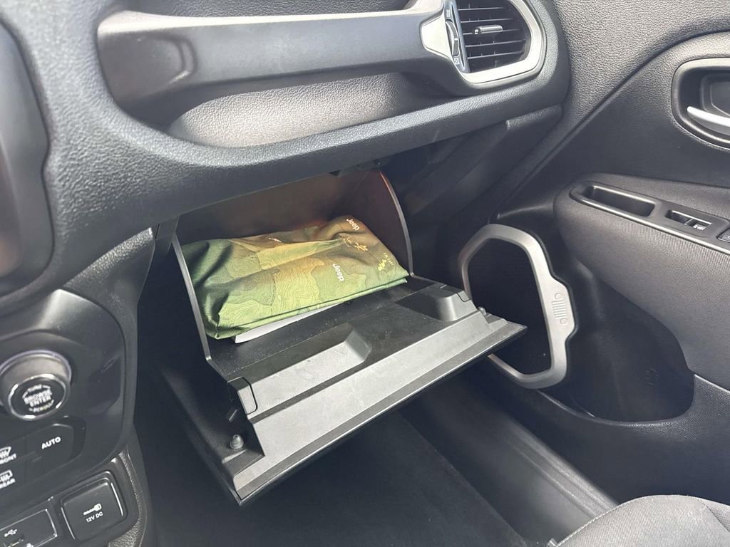 Used 2020 Jeep Renegade Latitude w/ Cold Weather Group image 24