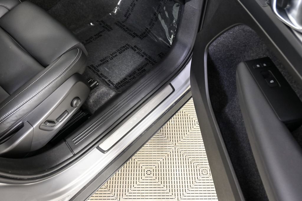 Certified 2025 Volvo XC40 B5 Plus image 23
