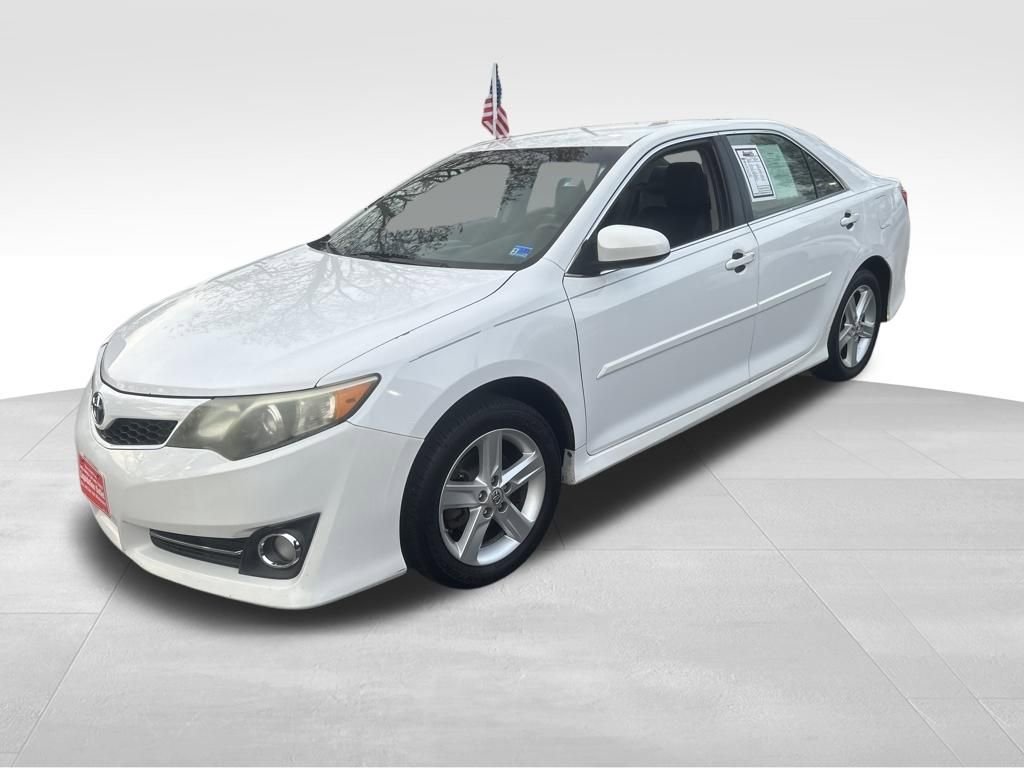 Used 2014 Toyota Camry SE image 2