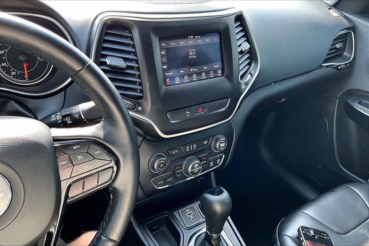 Used 2019 Jeep Cherokee Latitude Plus FWD image 6