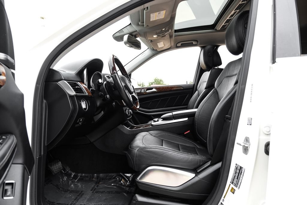 Used 2015 Mercedes-Benz GL 550 4MATIC image 3