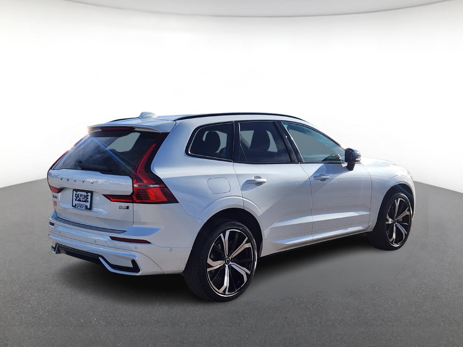 Used 2022 Volvo XC60 B5 R-Design w/ Advanced Package image 3