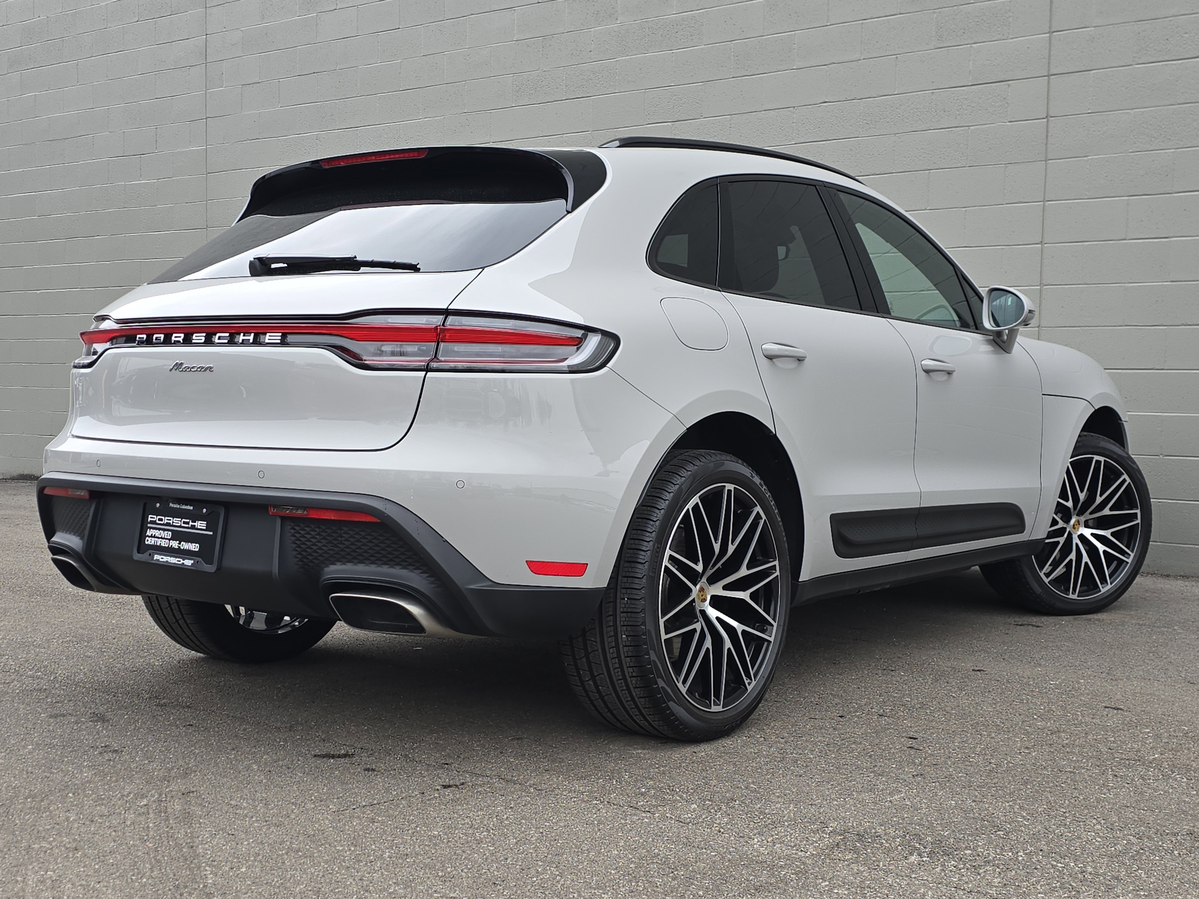 Certified 2025 Porsche Macan AWD/4WD image 9