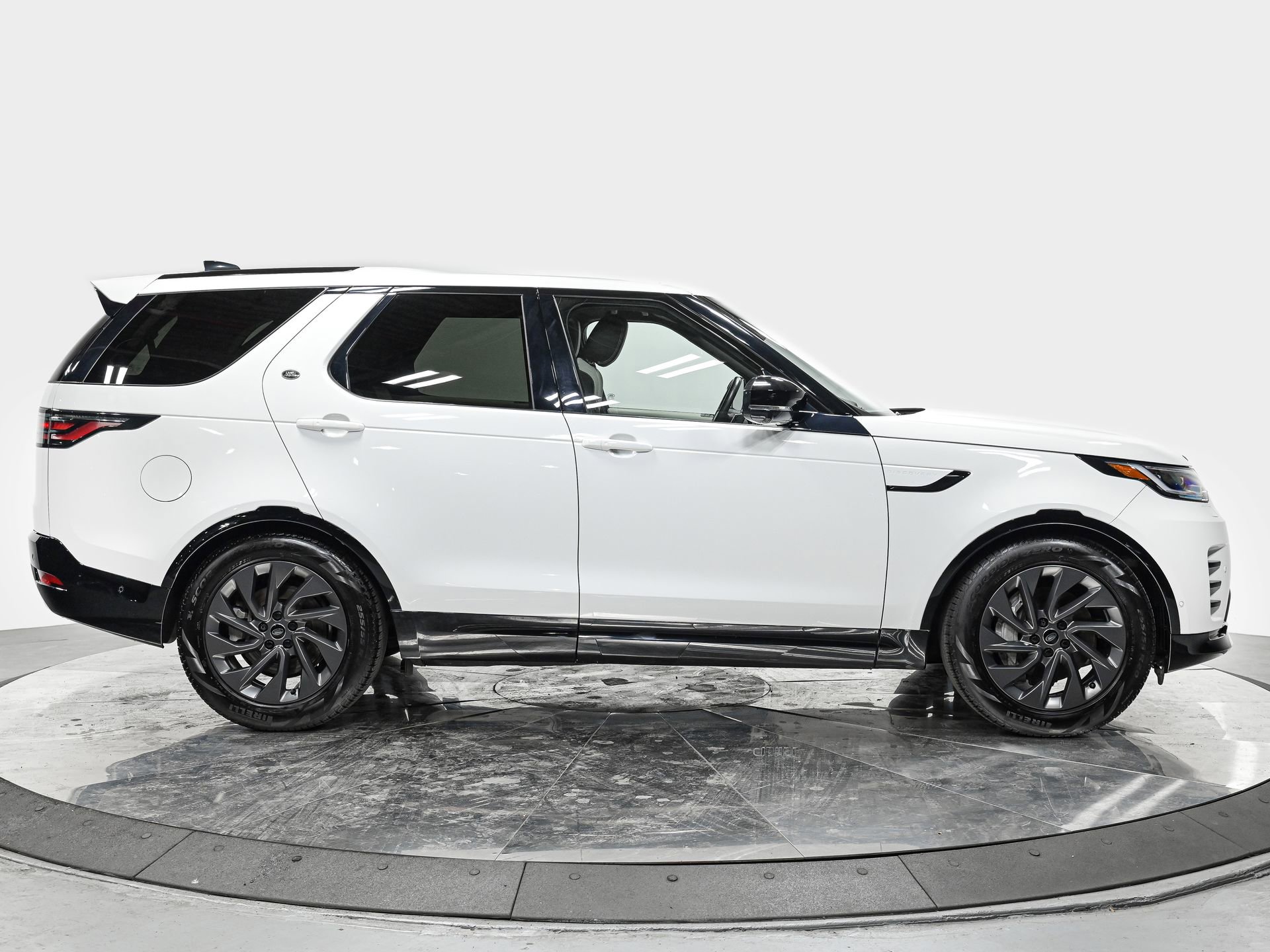 Used 2023 Land Rover Discovery S R-Dynamic image 8