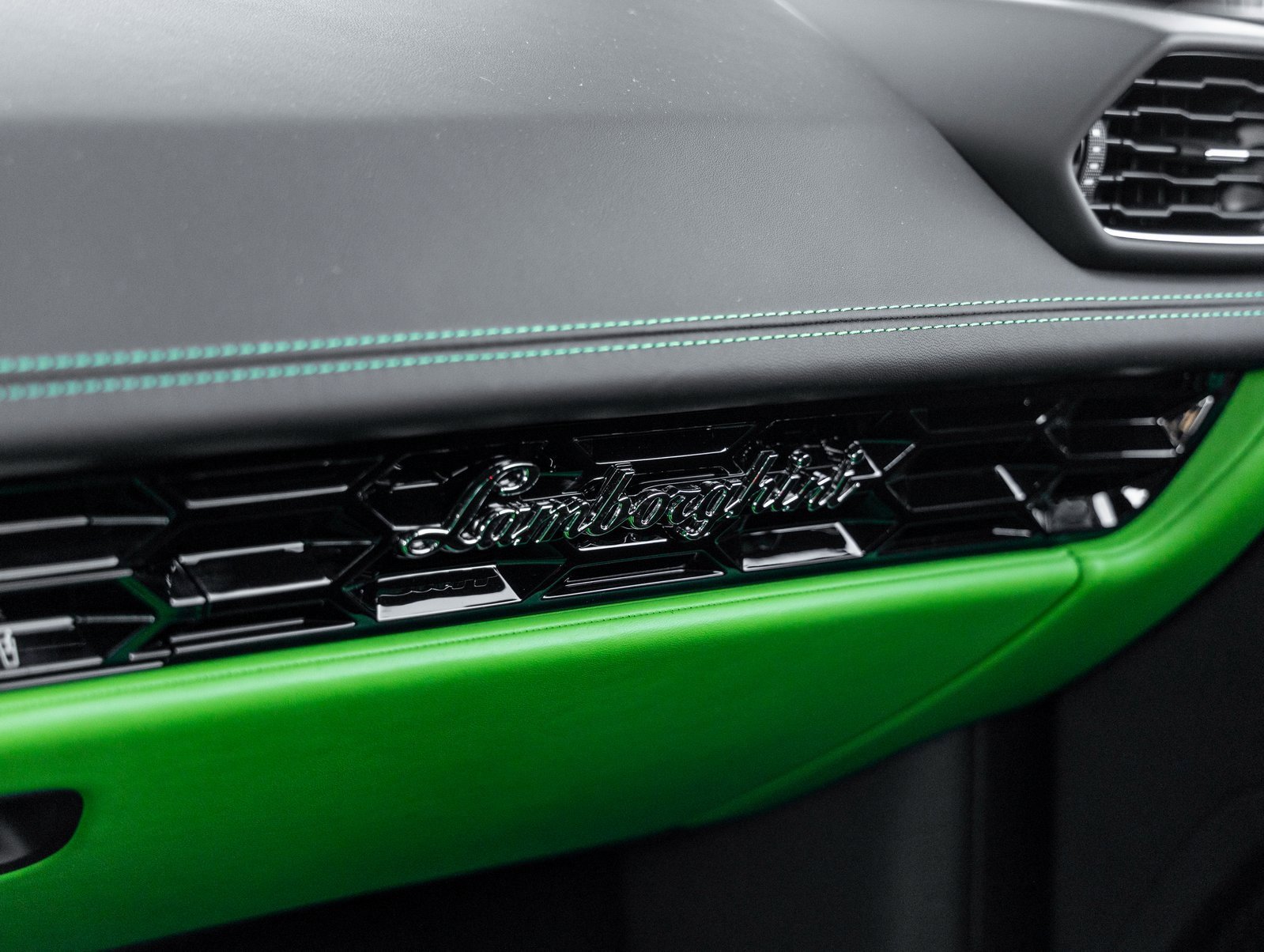 Used 2023 Lamborghini Huracan EVO image 32