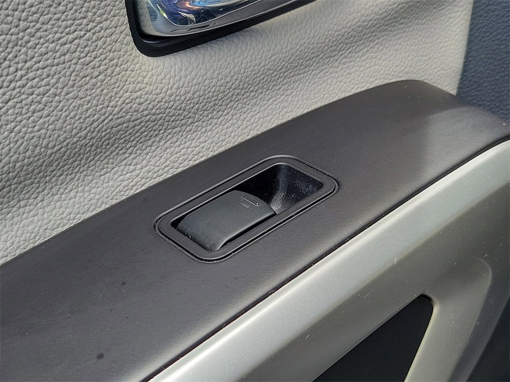 Used 2020 Nissan Titan SL w/ Moonroof Package image 18