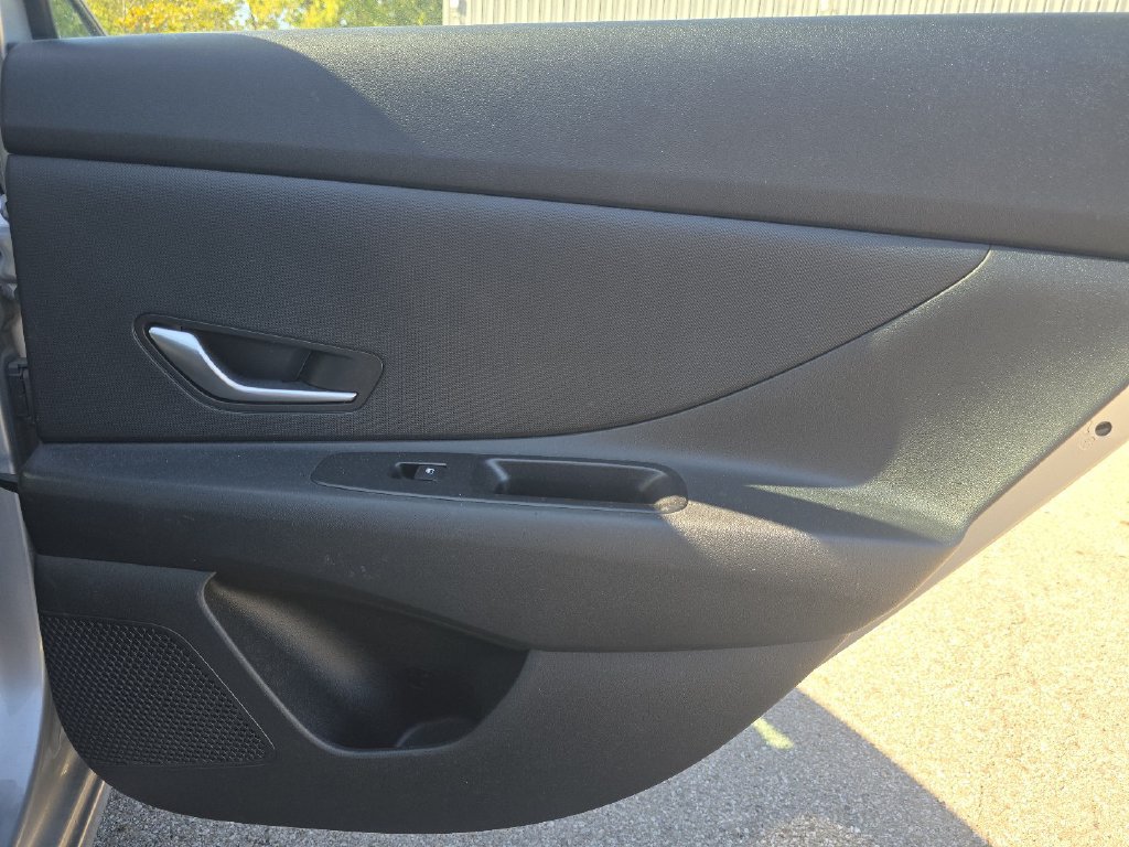 Used 2021 Hyundai Elantra SE w/ Preferred Accessory Package FWD image 18