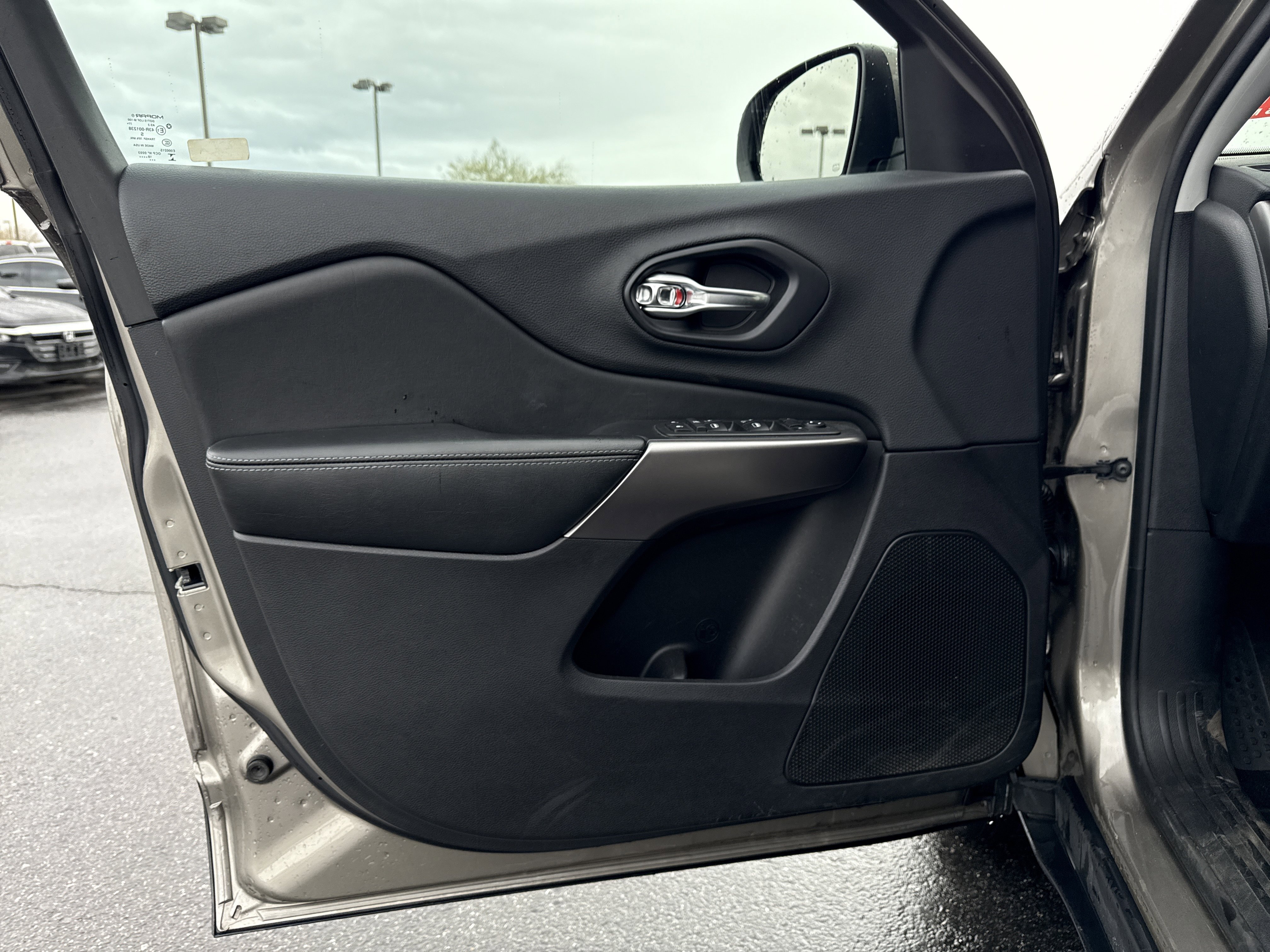 Used 2019 Jeep Cherokee Latitude w/ Popular Appearance Group image 16