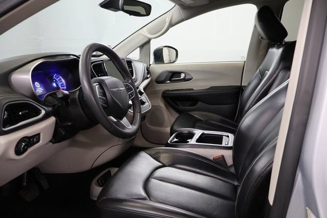 Used 2023 Chrysler Pacifica Touring-L FWD image 11