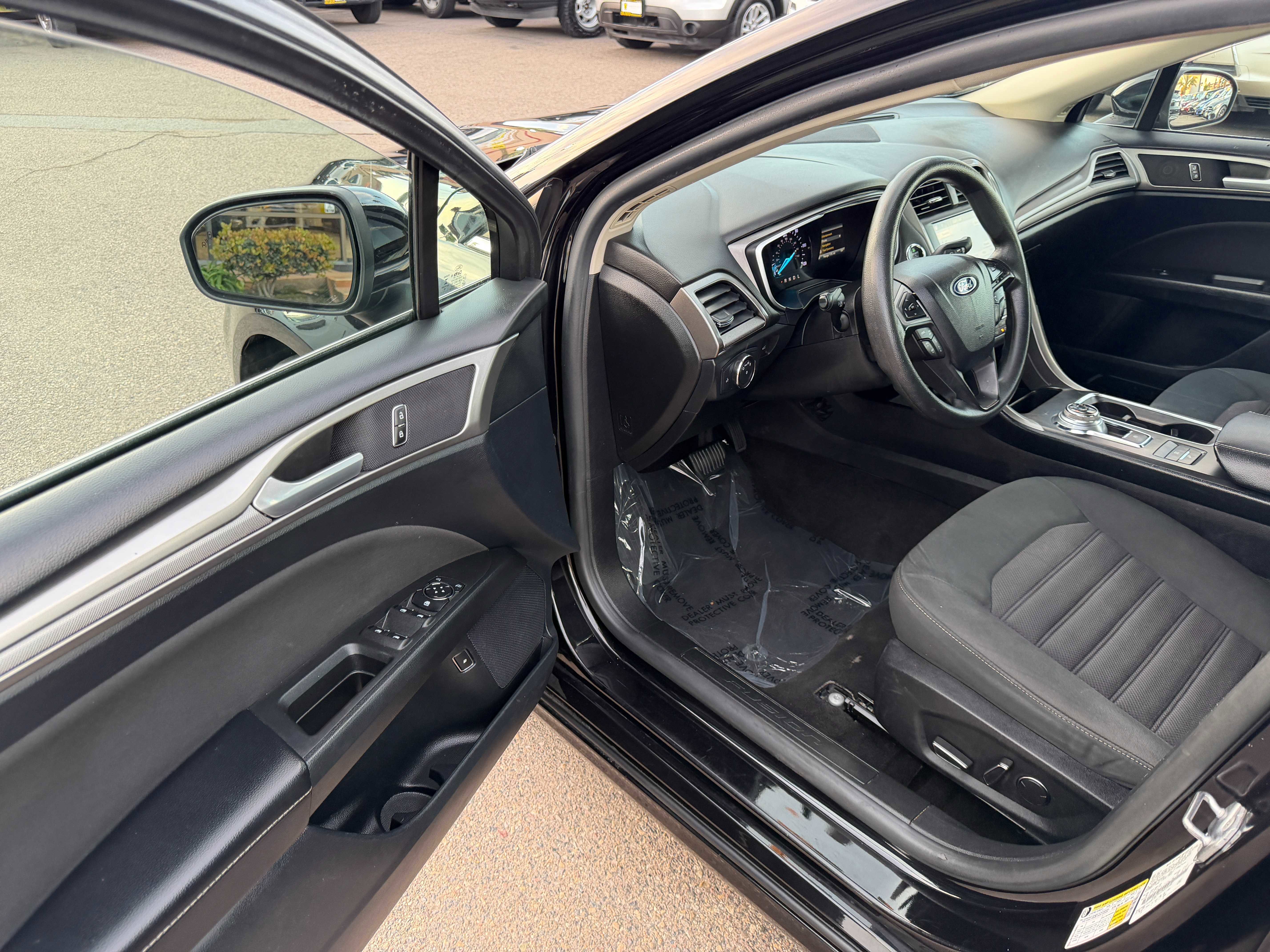 Used 2019 Ford Fusion SE FWD image 18