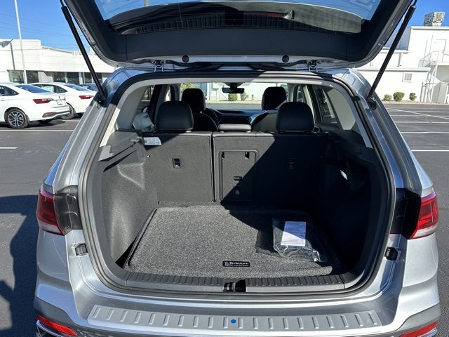 New 2024 Volkswagen Taos SE image 18