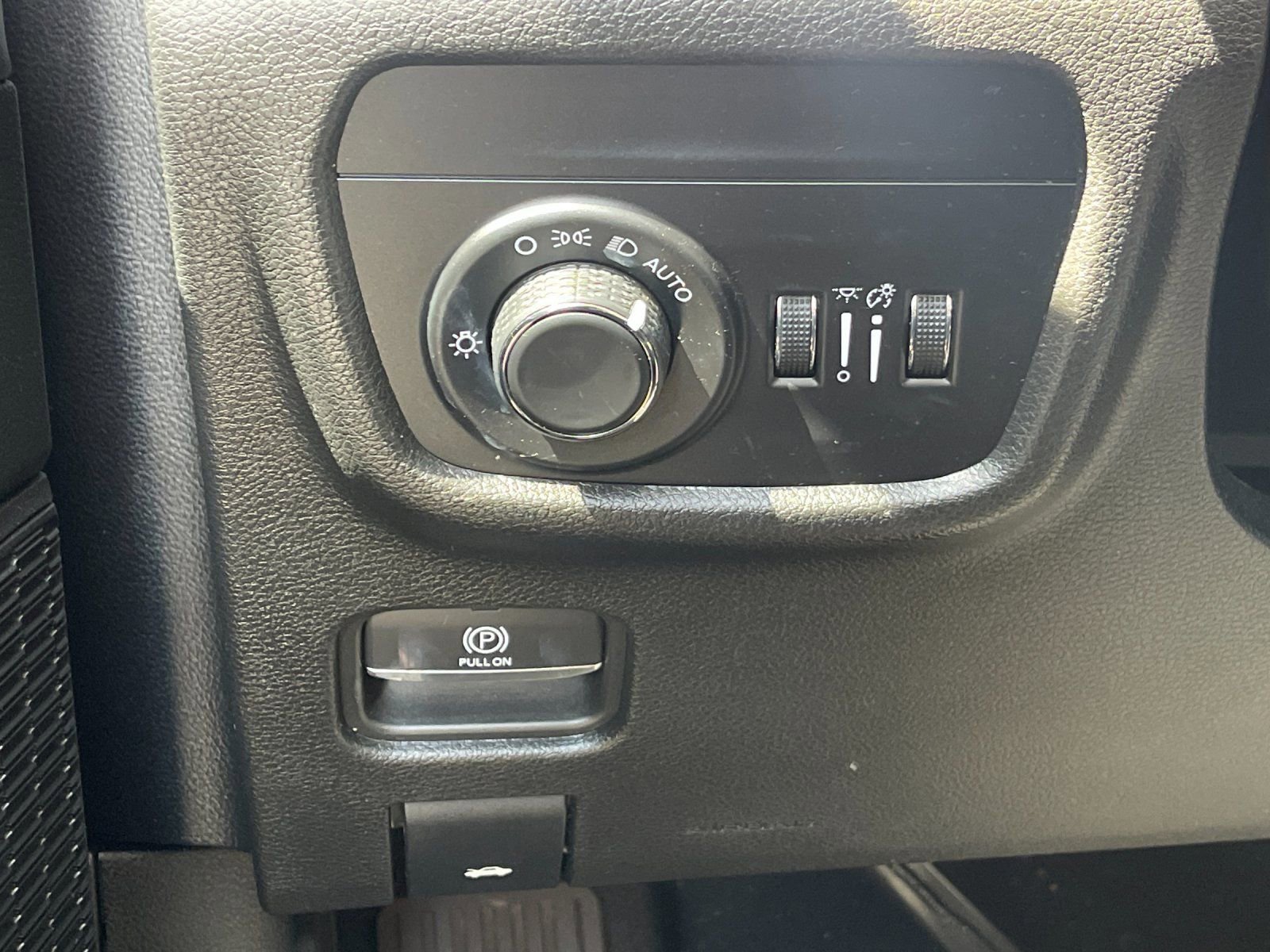 Used 2023 Jeep Grand Cherokee L Laredo image 32