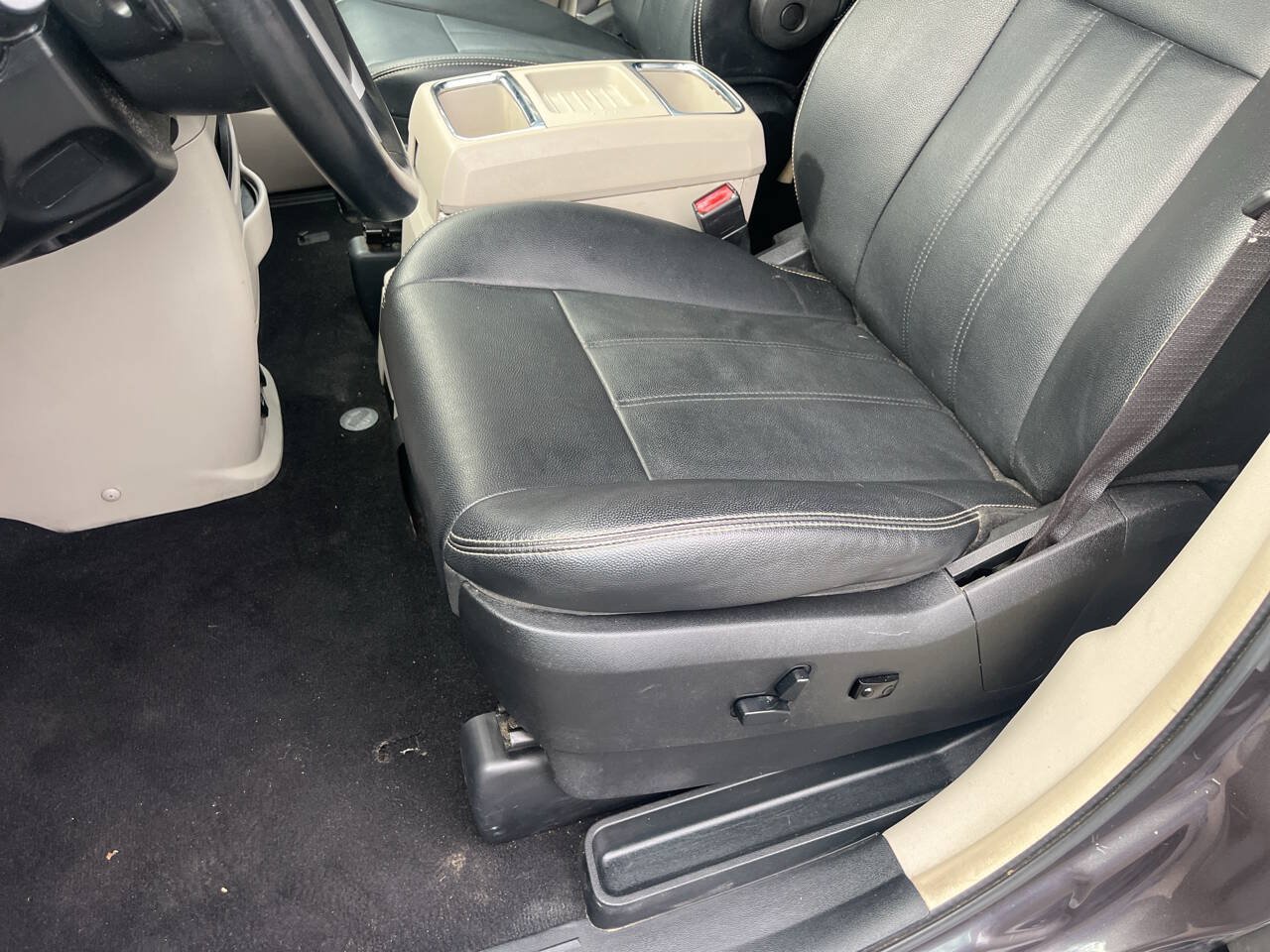 Used 2015 Chrysler Town & Country Touring FWD image 13