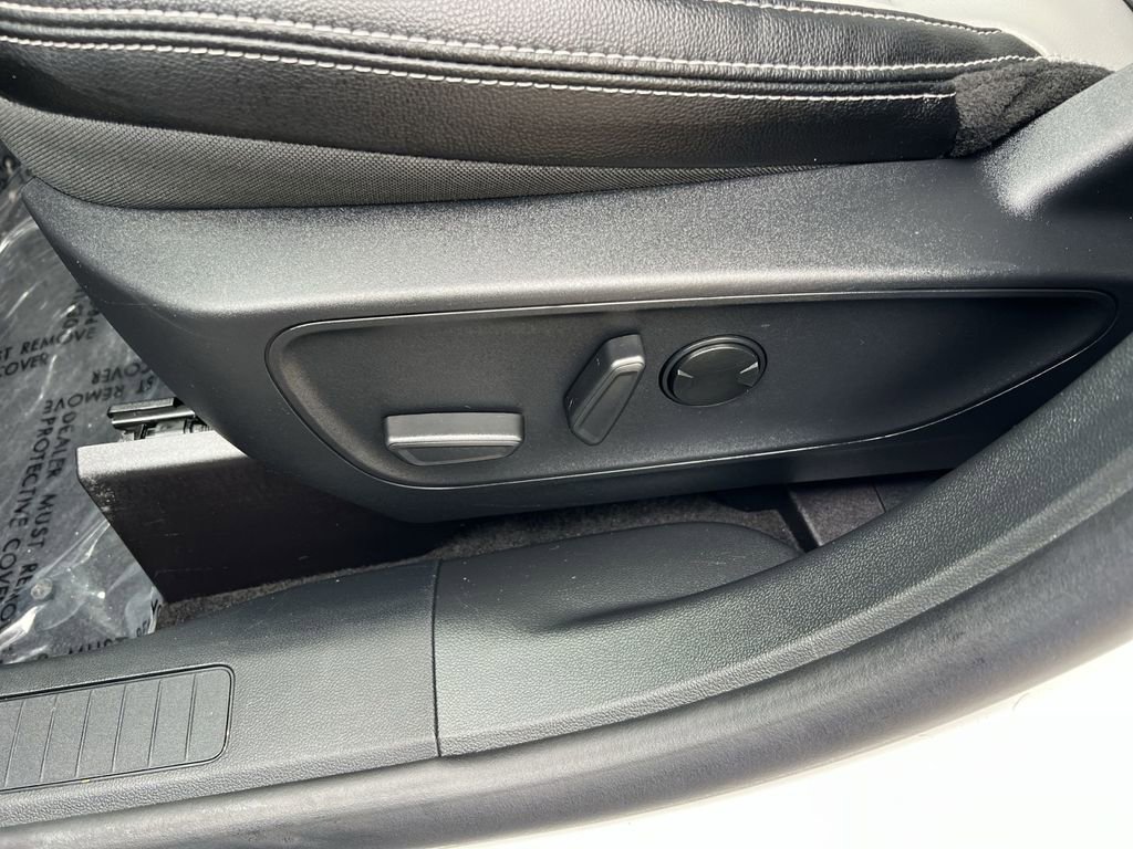 Used 2025 Ford Escape SE w/ PHEV Premium Package FWD image 14