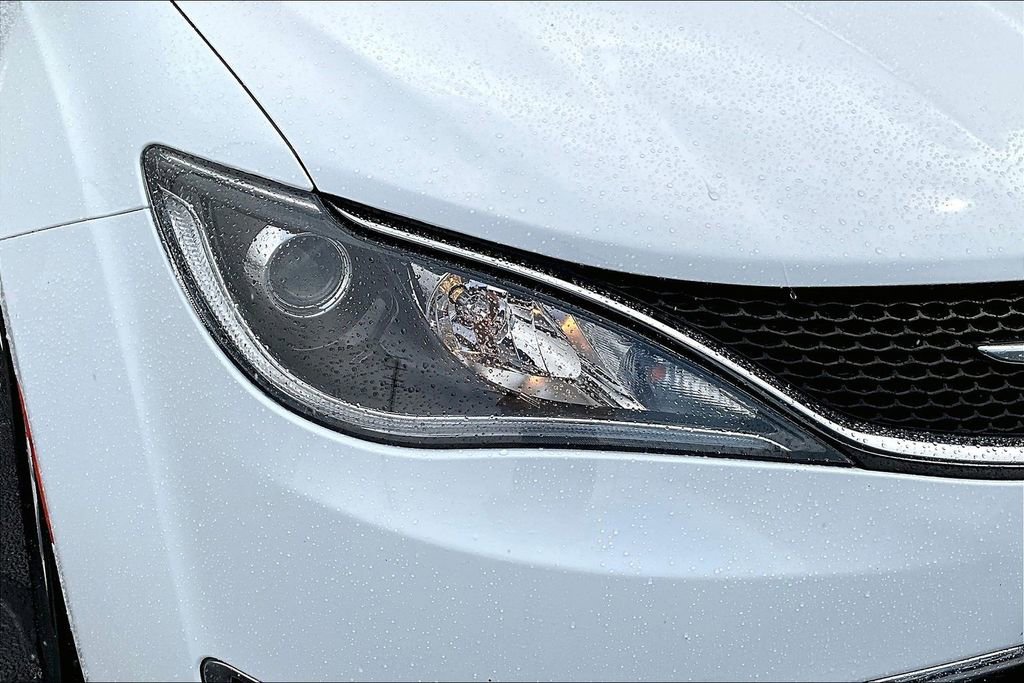 Used 2017 Chrysler Pacifica Touring Plus FWD image 35
