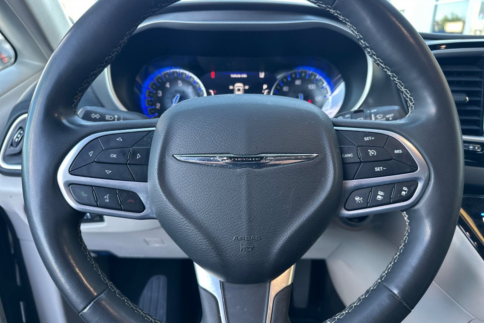 Used 2023 Chrysler Pacifica Touring-L image 26