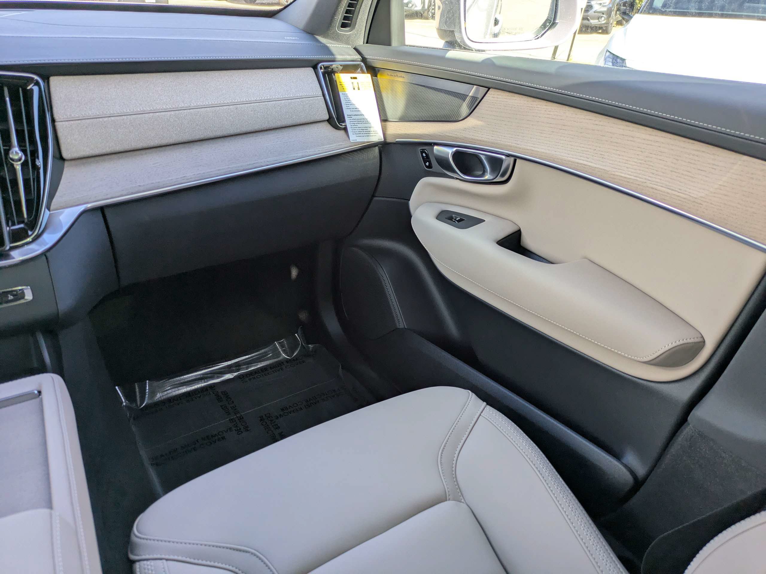 New 2026 Volvo XC90 T8 Plus w/ Protection Package Premier AWD/4WD image 18