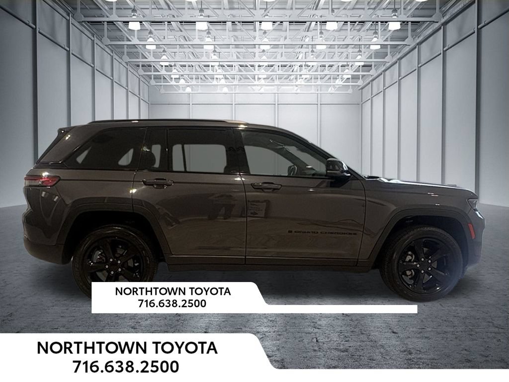 Used 2023 Jeep Grand Cherokee Altitude AWD/4WD image 19