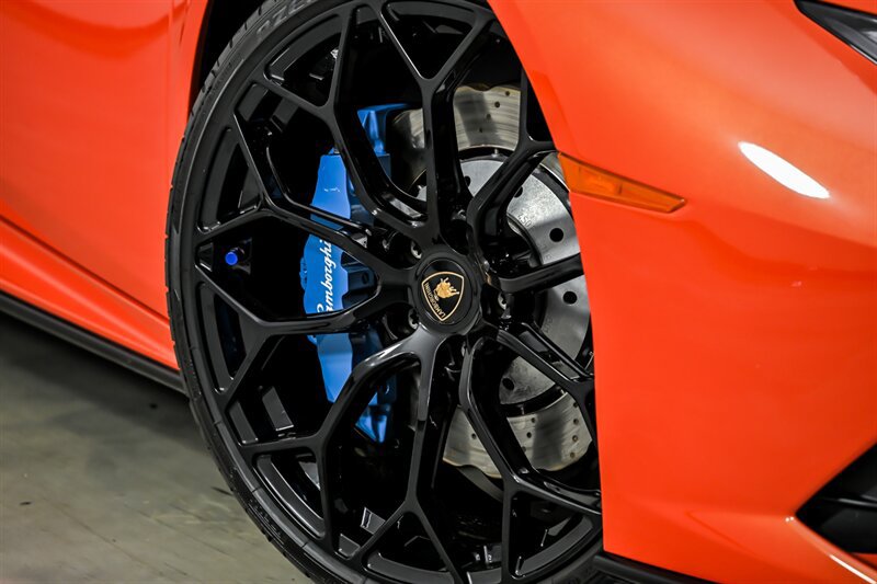 Used 2021 Lamborghini Huracan EVO RWD image 3