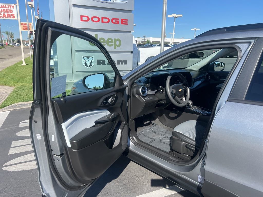 Used 2025 Chevrolet Trax LT FWD image 16