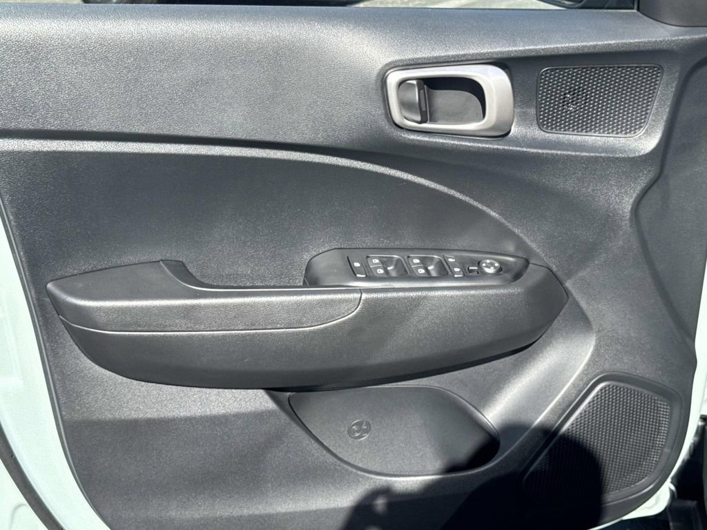 Certified 2025 Hyundai Venue SEL image 23