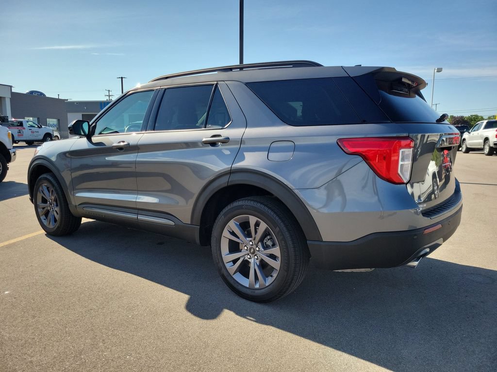 Used 2024 Ford Explorer XLT w/ Equipment Group 202A AWD/4WD image 3