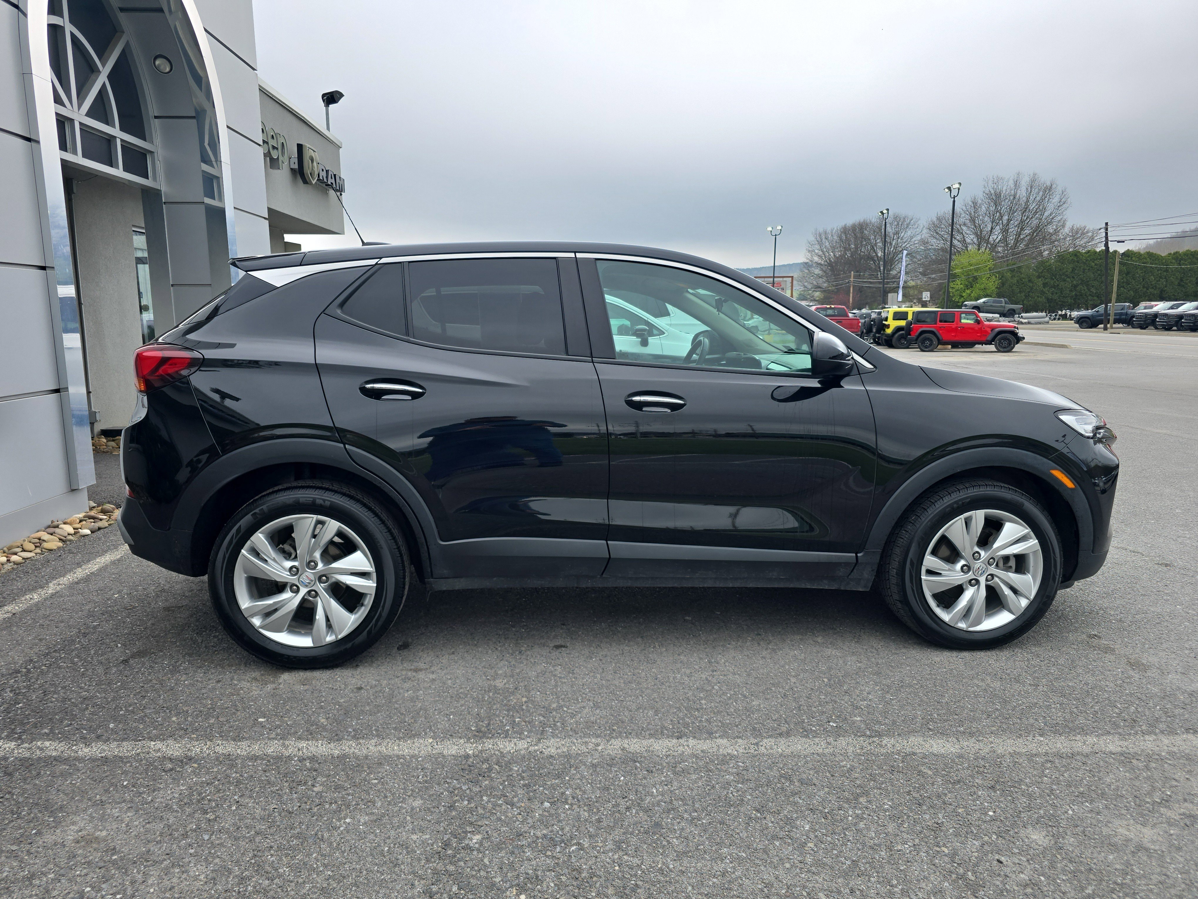 Used 2024 Buick Encore GX Preferred FWD image 2