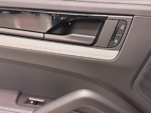 Certified 2025 Porsche Cayenne E-Hybrid w/ Premium Package Plus AWD/4WD image 46