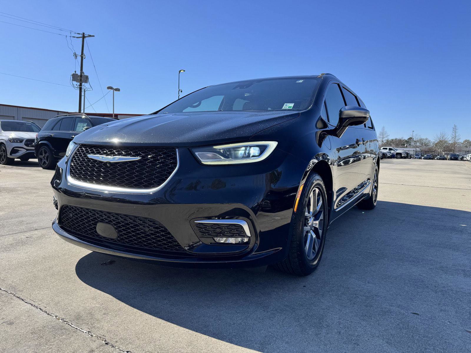 Used 2021 Chrysler Pacifica Pinnacle image 3