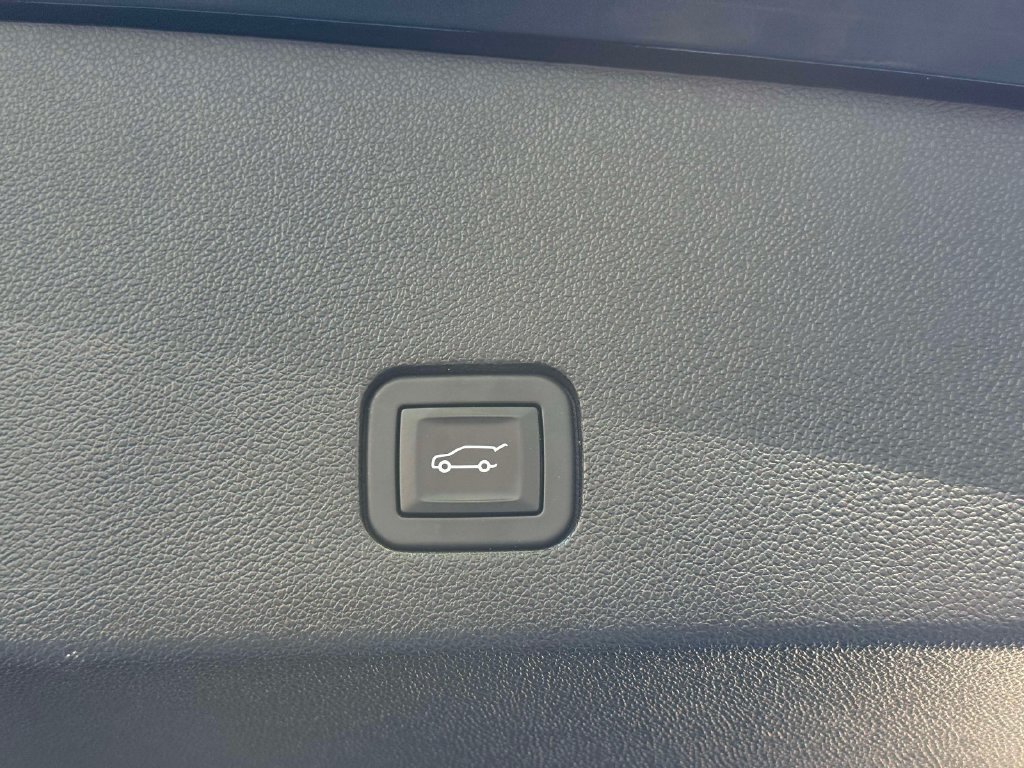 Used 2025 Cadillac XT6 Luxury AWD/4WD image 18
