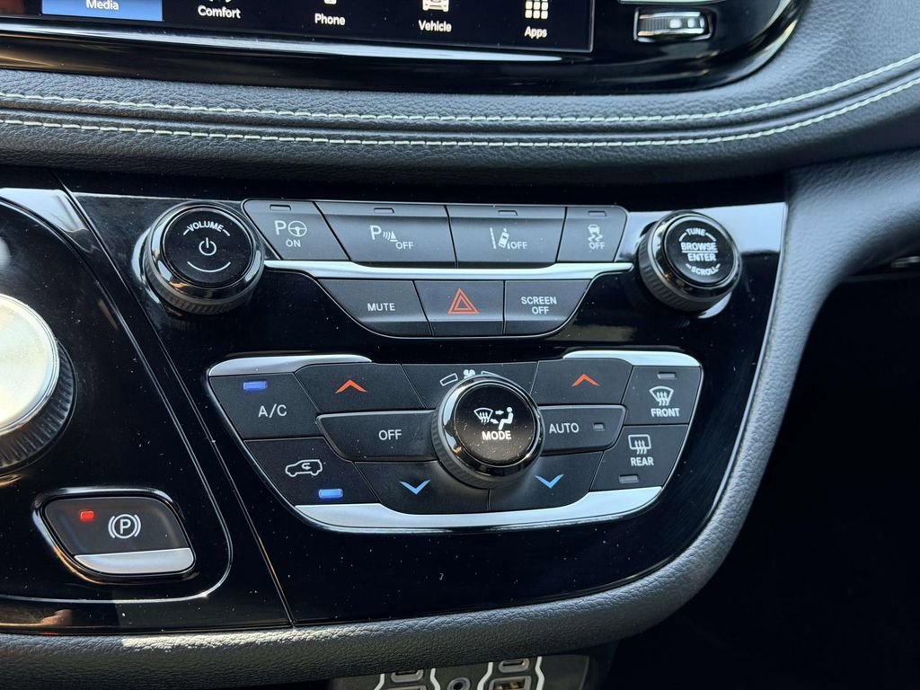 Used 2023 Chrysler Pacifica Touring-L w/ S Appearance Package FWD image 11
