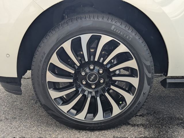 Used 2022 Lincoln Navigator Black Label AWD/4WD image 13