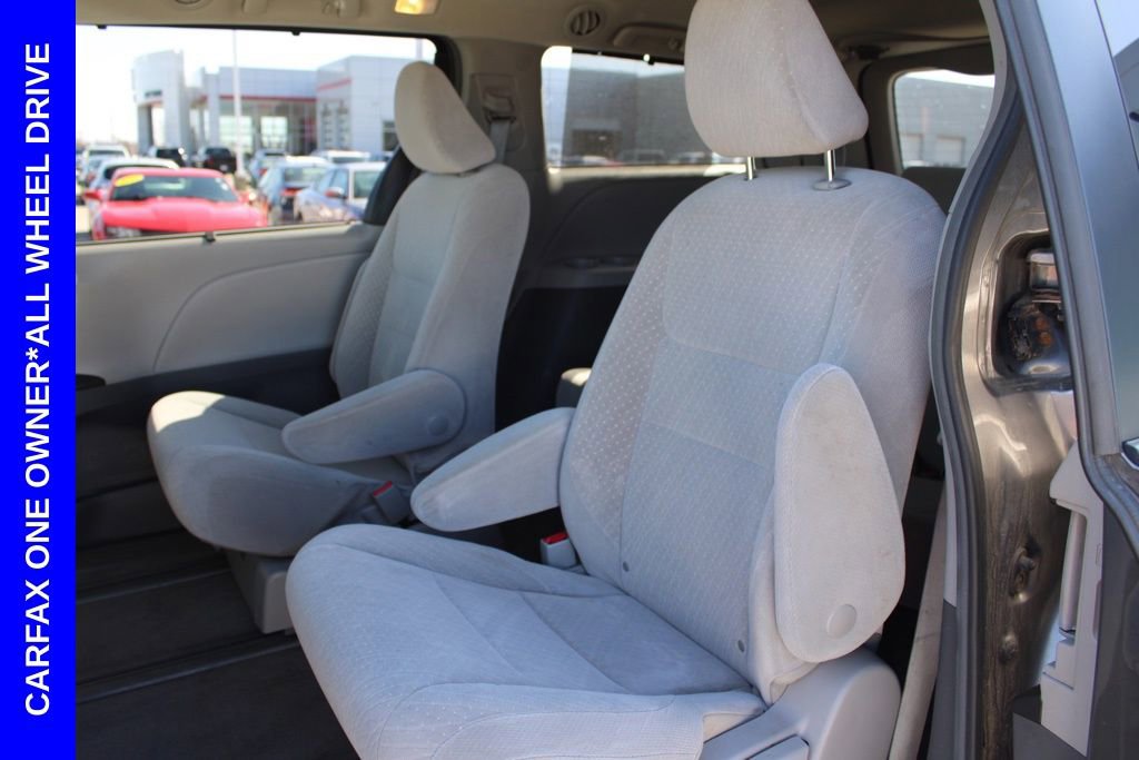 Used 2018 Toyota Sienna LE image 24