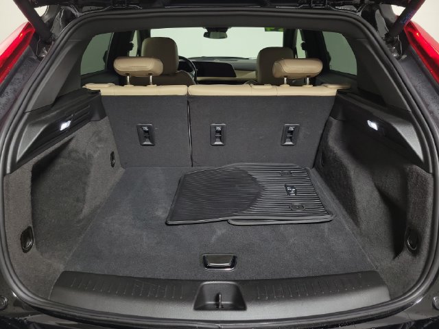 Used 2024 Cadillac XT4 Luxury w/ Cold Weather Package FWD image 6