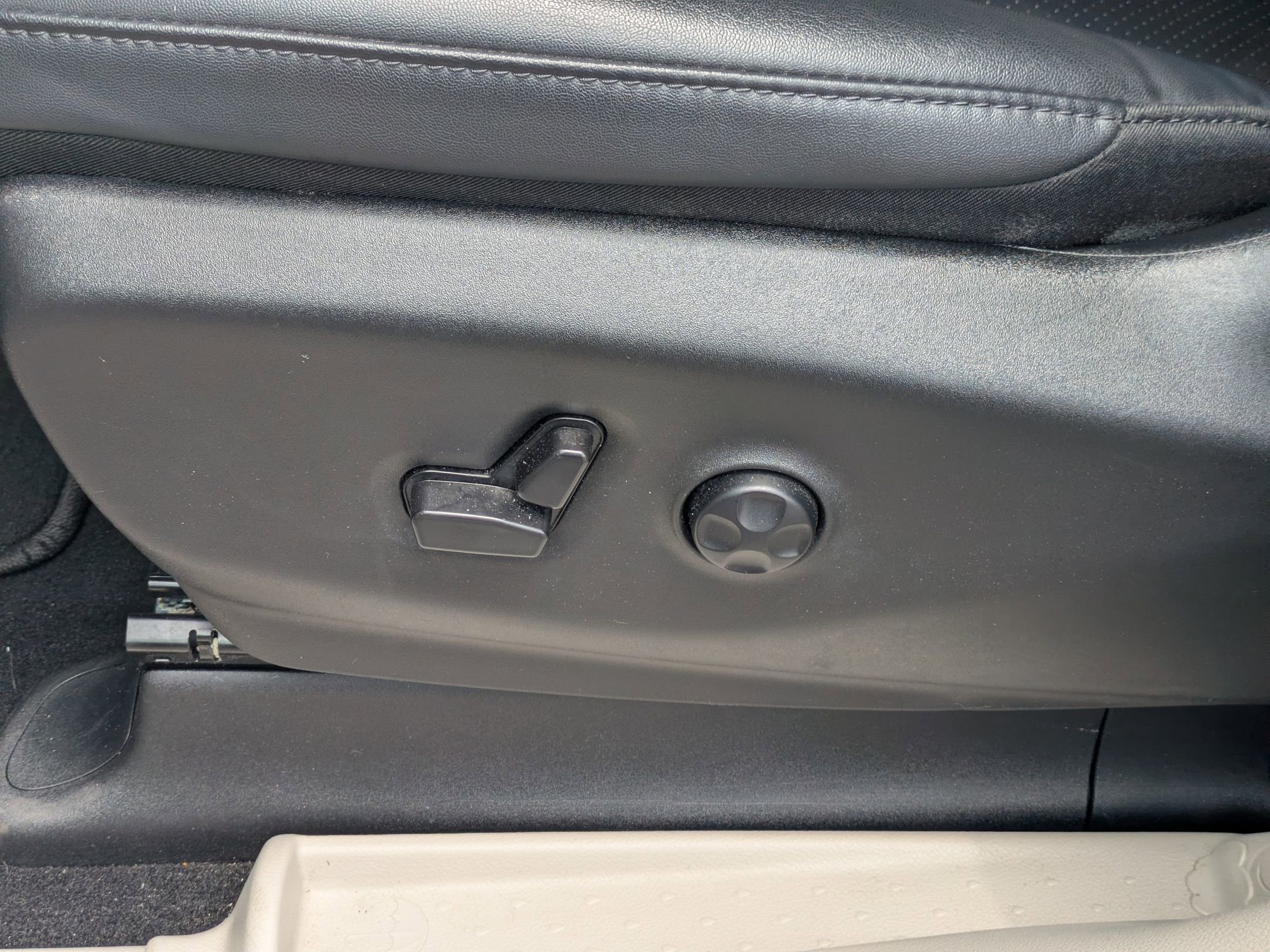 Used 2024 Chrysler Pacifica Touring-L FWD image 13