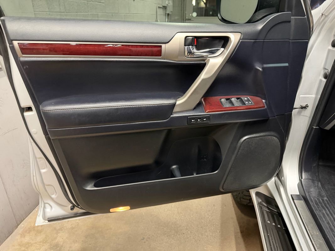 Used 2018 Lexus GX 460 Premium w/ Premium Package image 17