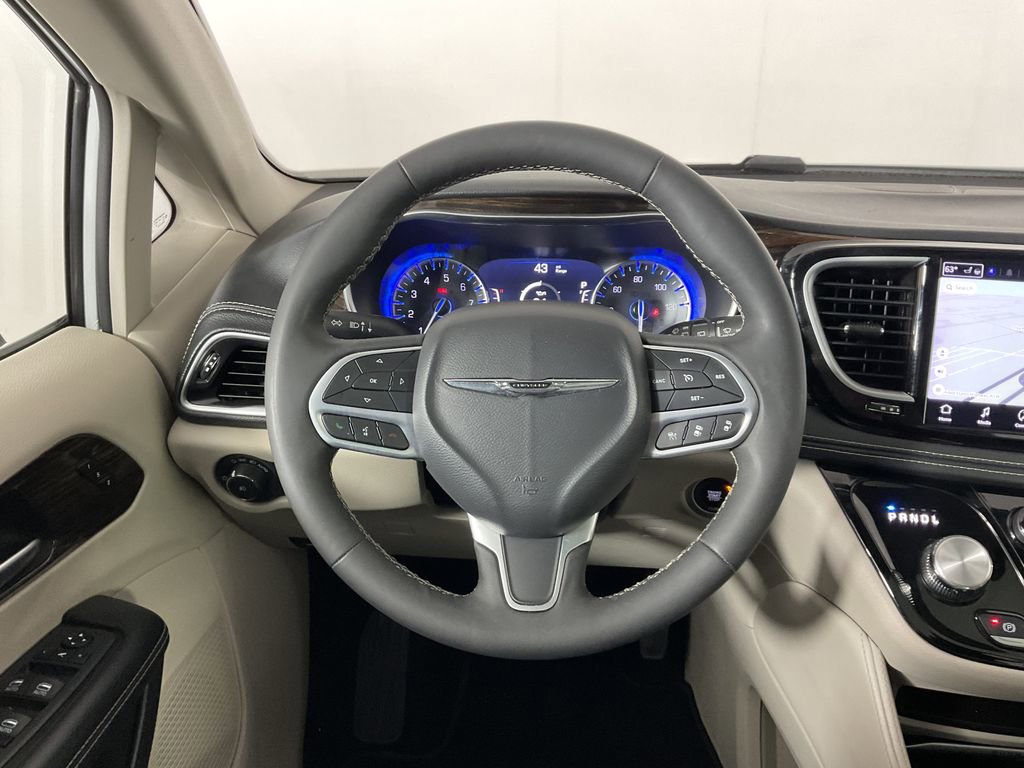 Used 2023 Chrysler Pacifica Limited image 12