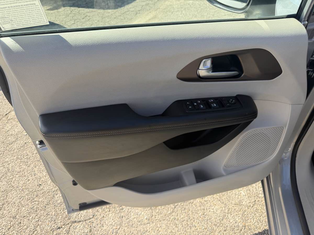 Used 2017 Chrysler Pacifica LX FWD image 8