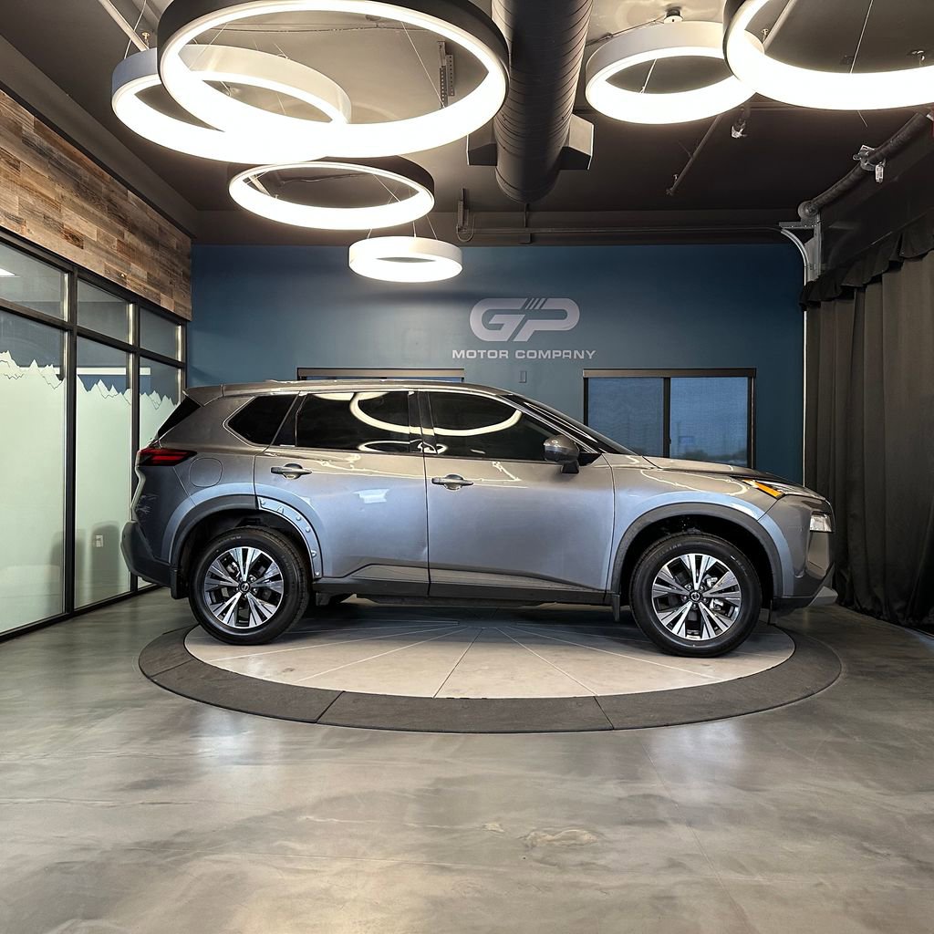 Used 2021 Nissan Rogue SV image 2