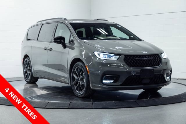 Used 2025 Chrysler Pacifica Limited image 4